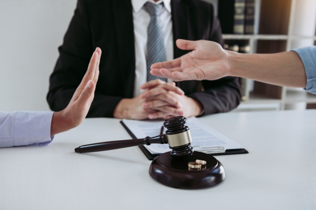 Divorce by two lovers went to the lawyer’s office. The husband t